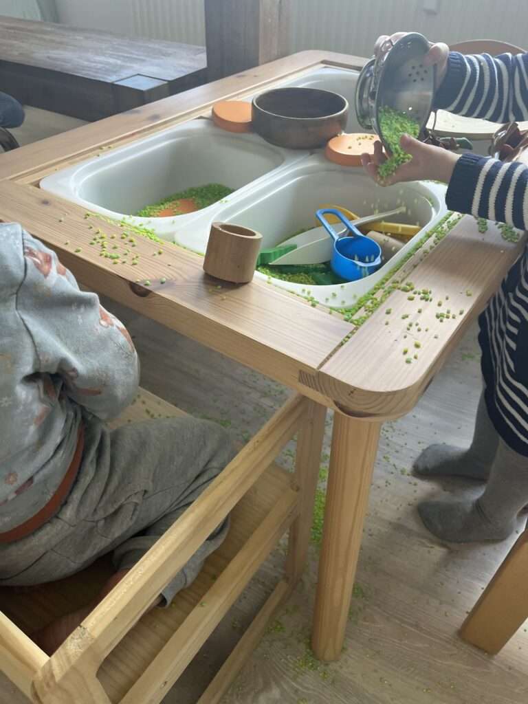 Sensory Play mir gefärbten Reis