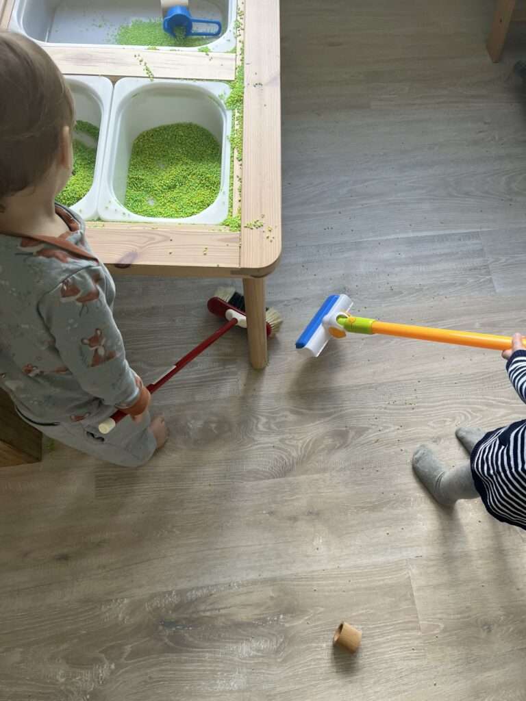 Nach dem Sonsory Play wird aufgeräumt