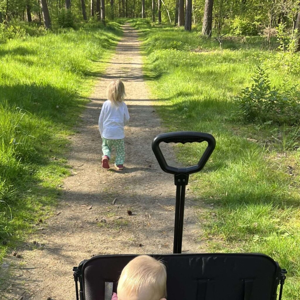 Unterwegs mit Bollerwagen und Taagesmutter in Lachendorf. 